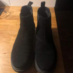 Snygga svarta Chelsea boots från Calvin Klein. Perfekta för både vardag och fest.