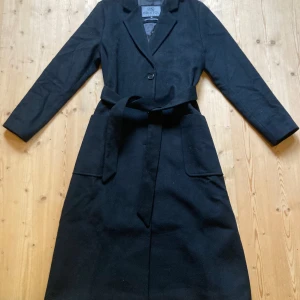 Brixtol kappa i ull - Stilren höstkappa i 72% ull och 5 procent cashmere. Sparsamt använd. 