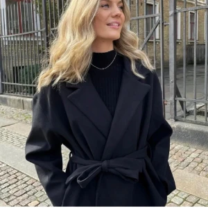 Klart kappa - Svart kort kappa. Köpt begagnad.