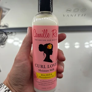 Camille Rose  - Säljer denna curl leave in conditioner från camille rosé, kostar runt 249kr nypris endast testad 1 gång köpt 1 vecka sedan! 