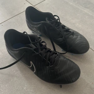 Fotbollsskor  - Stl 38,5 24 cm