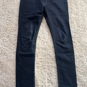 All saints jeans  - Säljer nu dessa snygga jeans på all saints. Jeansen har storleken w34 och är i väldigt bra skick. Jeansen sitter slim fit.
