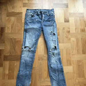 Ralph lauren ripped jeans - Säljer dessa riktigt snygga och unika ripped jeans från Ralph Lauren! Märke: Ralph lauren  Storlek: 26
