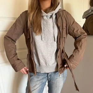 Höstjacka - Jättefin höstjacka med fina detaljer och snöre man kan knyta runt