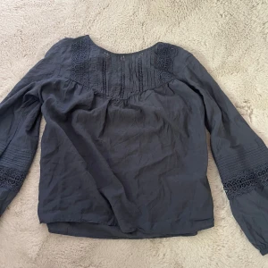 Grå/blå blus - Jätte söt blus, aldrig använd! Säljer pga att den är för stor🩷