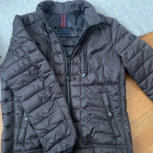 Stones jacka  - Tja, säljer nu denna jätte snygga jacka ifrån Stones perfekt nu för hösten väder! Jackan är i toppen skick utan några defekter alls.   Hör av er vid eventuella frågor!