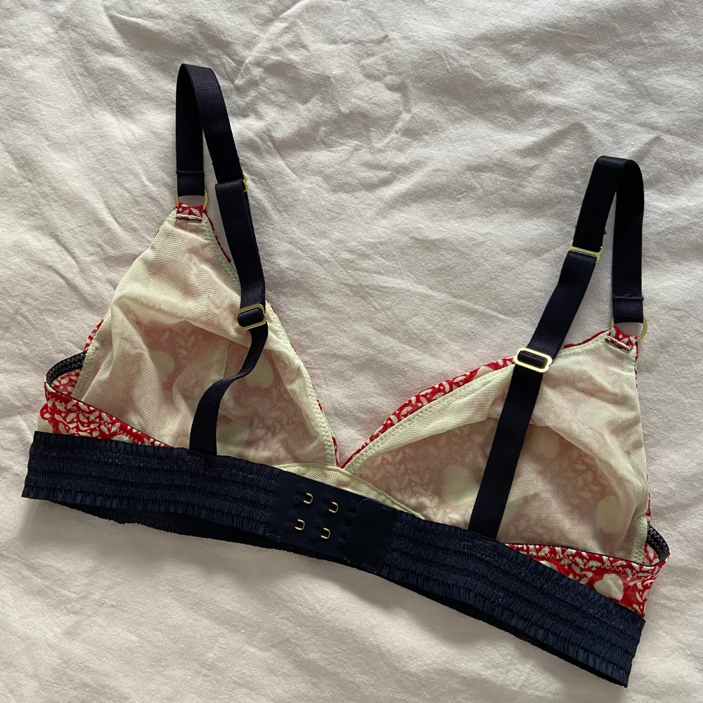 Söt bralette i mesh från Stella McCartney ❤️💙Reglerbara axelband o väldigt mjuk kvalitet! Storlek 75C men funkar på B också, som en M typ 🥰Jättefint skick och som ny! Säljes pga för liten för mig 😓. Toppar.