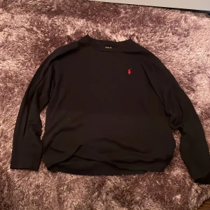 Ralph lauren🔥🔥🔥 - En snygg och stilren överströja som e perfekt till alla årstider. Den är ganska stor i midjan men annars sitter den bra, passar all ifrån 155-170cm. Vill helst få såld så snabbt som möjligt😁