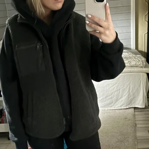 Grön väst - Säljer min gröna teddy väst som är från Lindex. Storlek L men liten i storlek. Som ny💚