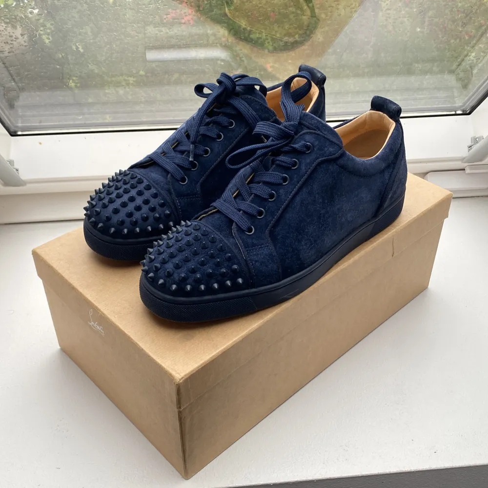 Christian Louboutin skor i färgen navy. Skick 9.5/10. Alla spikar sitter kvar. Medföljer box och dustbag.. Skor.