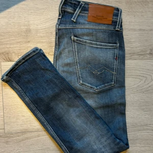 Replay jeans - Säljer dessa schyssta jeans som tyvärr är för små för mig, modell Anbass, storlek 31/32, utmärkt skick, kom pm för frågor och fler bilder!