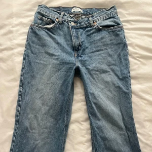 Monki jeans - Baggy straight leg jeans från Pull&Bear i storleken 38(medium). Inga repor eller skador