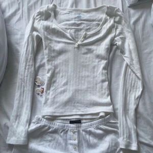 brandy topp - (första bilden är lånad) MÅNGA INTRESSERADE!! långärmad topp från brandy!! fint skick, inga defekter (pris kan sänkas vid snabbaffär) ‼️gå gärna in o kolla på min profil om du vill göra en bundle‼️