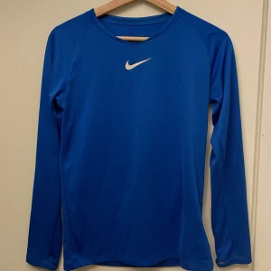 Nike dri fit compression shirt  - Tja! Säljer min Nike compression shirt då den inte längre passar. Den passar som S och sitter jävligt gött!  Skicket är ganska bra, tröjan är använd men har tagits hand om bra👊🏻. Hör av dig vid andra funderingar‼️