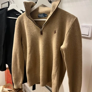 Ralph Lauren Zip - Riktigt fin zip tröja från Ralph Lauren, passar riktigt bra nu till hösten då den är lite tjockare och är gjord av ull. Riktigt fint skick på tröjan, men säljer tyvärr den för att den är en aning för liten. OBS: Sitter som storlek S!