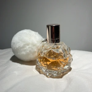 Ari by Ariana Grande Parfym - Mer än halva kvar! Jättegod doft!