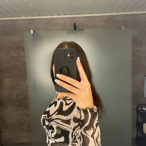 Genomskinlig tröja - Använd max 2 gånger, skulle tipsa om svart bh under.