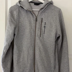 Sail Racing tröja - Köpt av en annan tjej här på Plick men i hyfsad bra skickat förutom att kedjan är lite rostig och en fläck nere vid vänster hörn som syns på första bilden.🩷