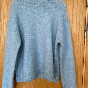 Stickad tjocktröja - Jättevarm och supermysig, har endast använt typ två ggr men köpte här på plick . Kontakta gärna för prisförslag och frågor💕