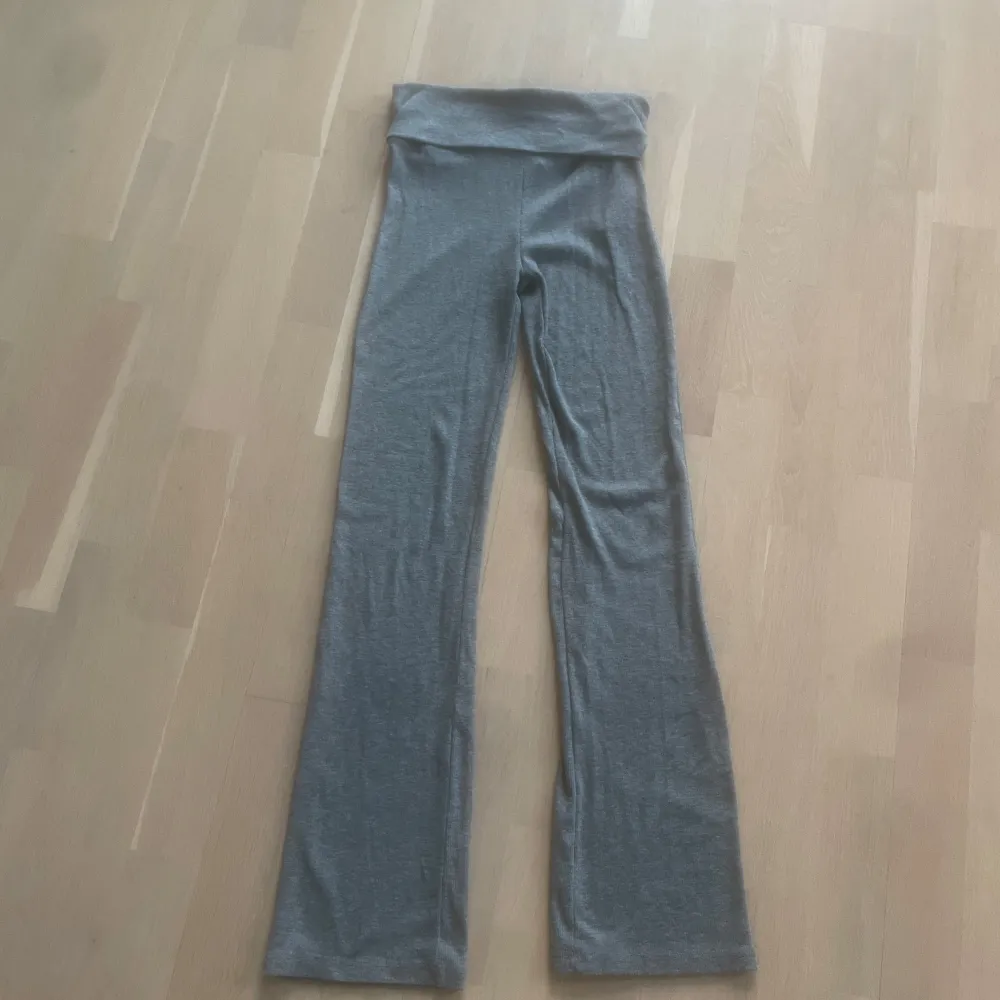 Jag säljer yoga pants från Gina tricot. Jag säljer dessa för att jag typ aldrig har andvänt dom. . Jeans & Byxor.