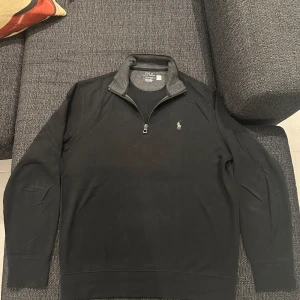 Polo Ralph Lauren half-zip - Fin half zip i färgen svart från polo Ralph lauren. Har använt ett fåtal gånger men har mest legat i gaderoben. Kvitto finns, köpt från Zalando för 1800kr 