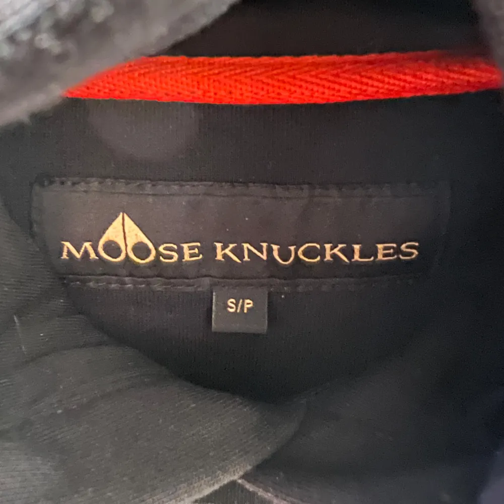 En mycket fin och enkel hoodie från kända design märket ”Moose Knuckles”. Det är storlek S, hoodien är normal i passformen. Köpt på NK i Stockholm. Skick på hoodien är 9/10, ett fåtal använda gånger. . Hoodies.