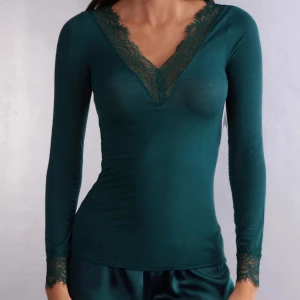 Intimissimi tröja - Intressekoll på min mörkgröna intimisimi tröja, använd men inga märken. Säljer då den inte kommer till användning💞