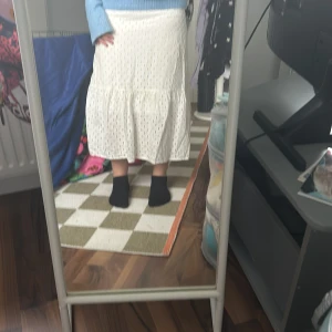 Vit lång kjol  - Jätte bra skick typ inte använd.Jag är 1,51 cm och den är för kort för mig så om du är kortare än 1,45 cm så kommer den vara perfekt🤩 
