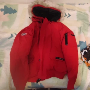 Röd Canada Goose Jacka med päls - Röd Canada Goose Jacka Storlek S. Gamla versionen. Ganska bra skick, lite smuts och användning men inget trasigt. Pris kan diskuteras