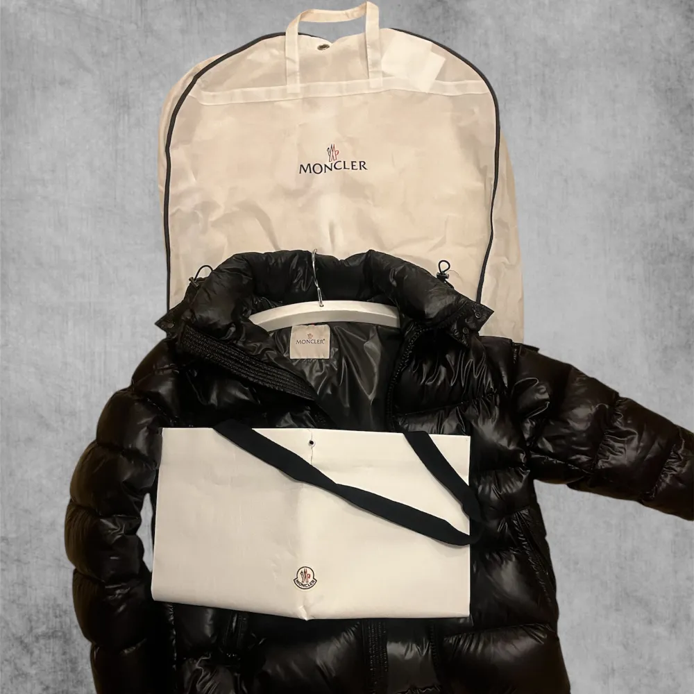 Moncler Maya STRL 4 (XL, men sitter som M/L | Sitter bra på mig som är 184 lång | Nypris runt 18 000kr | Fraktas via PostNord / Instabox.. Jackor.