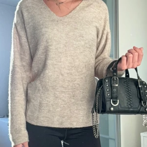 Stickad beige tröja - Sååå fin och mysig stickad tröja perfekt till hösten!!
