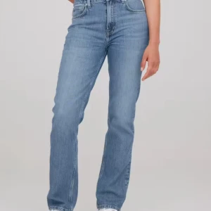 Straight jeans cubus - Säljer dessa oanvända jeans från Cubus då dem är för stora, stl 38 L 30! Nypris 500kr, mitt pris 200kr