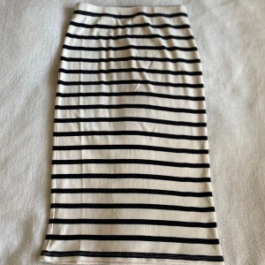 Randig svart och krämvit midikjol S  - Säljer en super fin midikjol ifrån H&M i storlek S. Den har använts få gånger och är i bra skick!💕