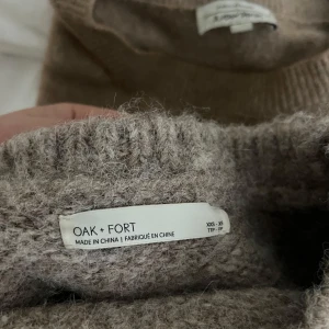 Tjock tröja  - Svin skön tröja, sitter lite oversized på mig. Jätte skön att ha hemma. Köpt i USA. Sitter som M.