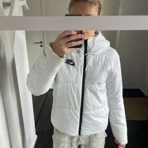 Vinterjacka  - Säljer min vita vinterjacka från Nike, pga har köpt en ny, jättefint skickt, köpte den förra vintern och är använd några gånger. Lite smink uppe vid kragen men går att tvätta innan jag sickar den. Strl S 💕 Pris går att diskutera 