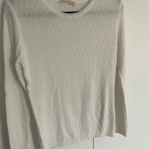 Vit stickad tunn tröja, använd en gång! - Säljer denna supersnygga stickade lite tunnare tröja, perfekt till hösten🤩 Tröjan är endast andvänd en gång och därför i perfekt skick👌