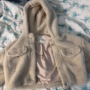 Beige teddyjacka från Pull&Bear - Slutsåld på hemsidan Strl: S Säljer då den inte kommer till användning 