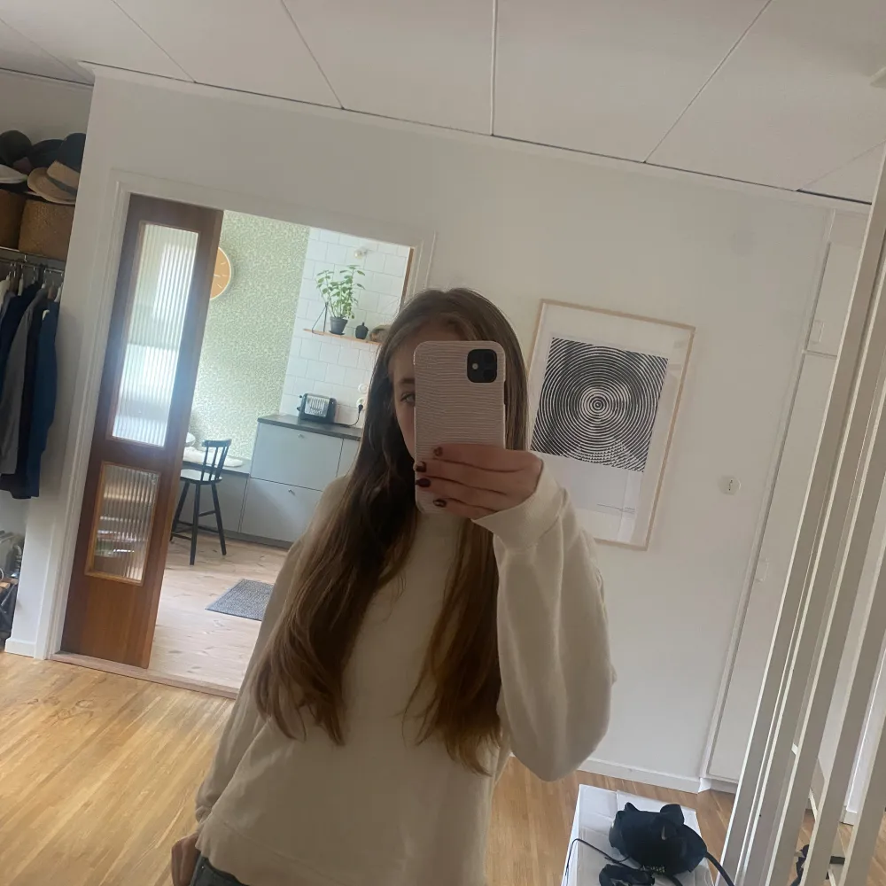 Tjocktröja från zara!! Säljer då den inte kommer till användning🥰🥰 Tröjan är typ off-white och har typ lite puffiga ärmar❤️❤️. Hoodies.