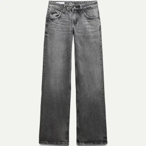 Zara lågmidjade jeans - Säljer dessa ursnygga slutsålda grå jeans från zara, som tyvärr är för stora för mig. Helt oanvända med lapp kvar. Använd gärna ”köp nu” funktionen.💕