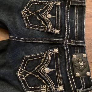 Mörkblåa miss jeans🫶🏻 - As snygga miss me jeans i storlek 26❤️ dom är omsydda till bootcut då dom var skinny förut🫶🏻innerbenslängden är 78 cm och midjemått är 39 cm❤️ skriv vid frågor!