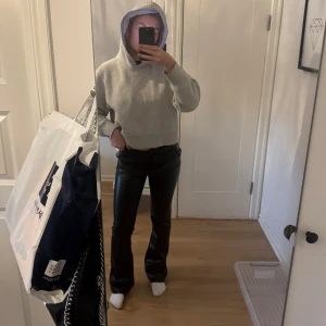 Svarta skinnbyxor - Snygga svarta skinnbyxor i fint skick. Jag är 1.62 cm för referens💕