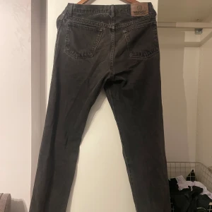 Svarta jeans från Wrangler - Snygga svarta jeans från Wrangler med klassisk femficksdesign och en läderpatch med logotyp baktill. Perfekta för en stilren look.