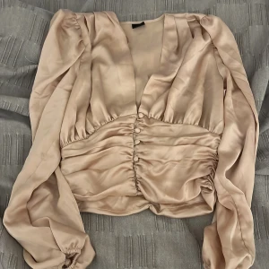 Beige/guldig satinblus med knappar - Väldigt fin blus, perfekt till nyår 🕺