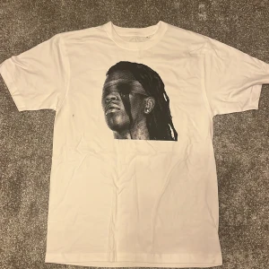 Tshirt - Size m sitter som M-L  har en liten färg fläck 