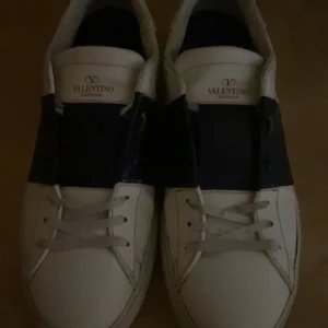 Valentino Garavani - Säljer nu mina VLTNs då jag köpt vltn rockrunners så kommer ej att använda den. Den är använd men har inga allvarliga skador. Jag släpper dessa för 3500 och priset går att diskutera vid snabbaffär🙌🏼. 