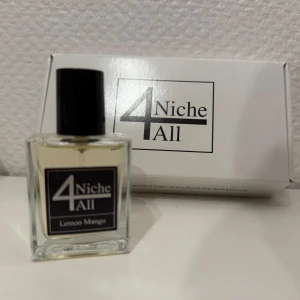 Lemon Mango från Niche4All - Fräsch parfym med doft av citron och mango från 4 Niche All. Flaskan är fyrkantig med en svart etikett och svart kork. Perfekt för dig som gillar fruktiga och uppfriskande dofter. 30 ml endast testad, låda ingår. Nypris: 659 kr