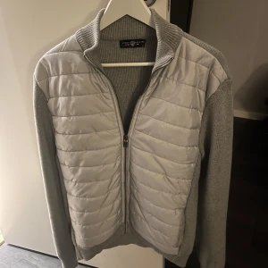 Jimmy Sanders jacka - Säljer nu en snygg grå quiltad jacka från Jimmy Sanders i storlek M.😁Nypris: 1399 kr. Jackan har en dragkedja framtill och är långärmad med ribbade detaljer. Perfekt för höst och vinter när du vill hålla dig både varm och stilren. Passar både till vardags och lite finare tillfällen.🤩Om du har några frågor eller funderingar så bara hör av dig.🤝🏻