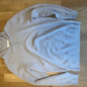 Beige stickad tröja  - Jag säljer en kasmir tröja från sayles som är storlek s. Tröjan är truesize. Skick är 10/10 använd fåtal gånger