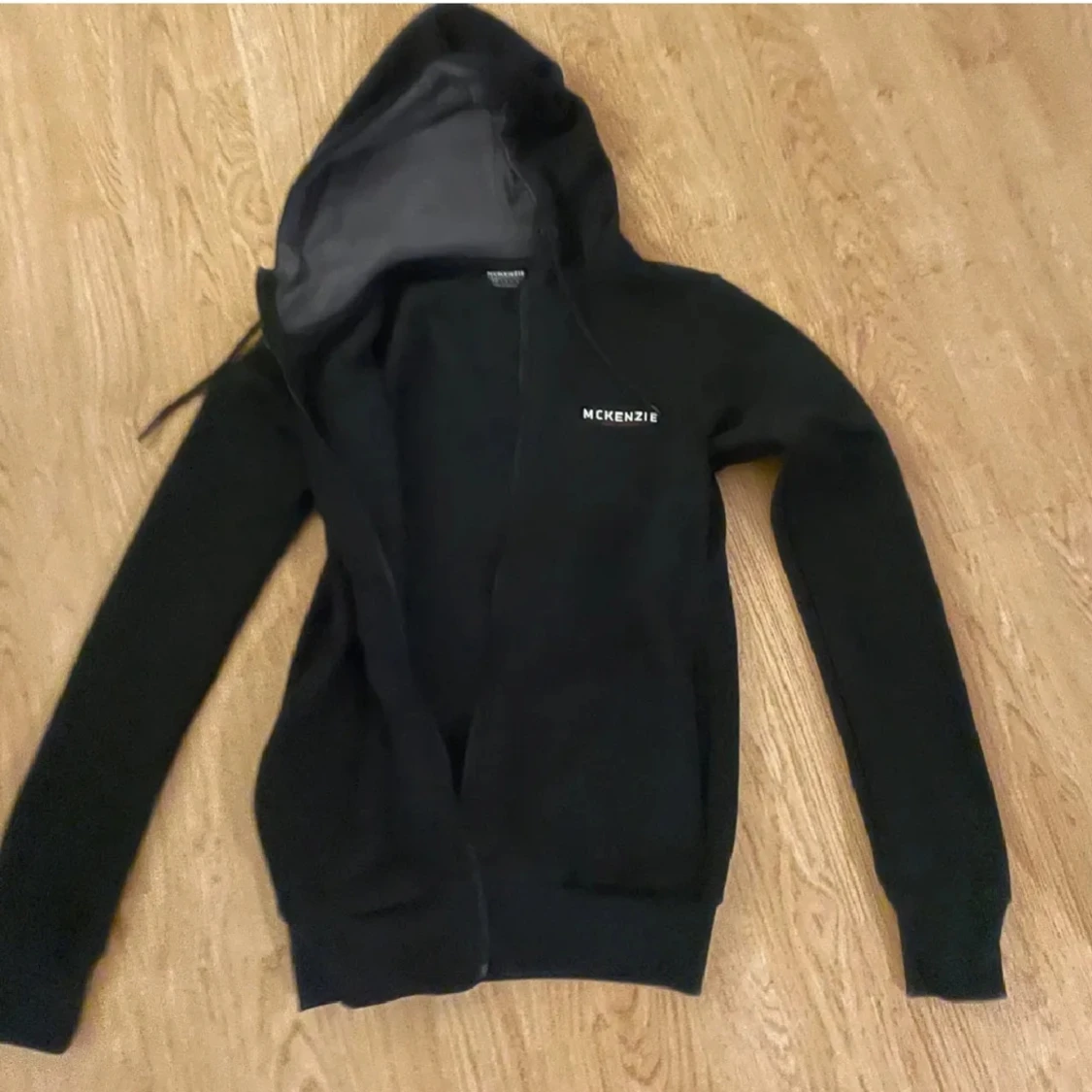 Svart hoodie från McKenzie