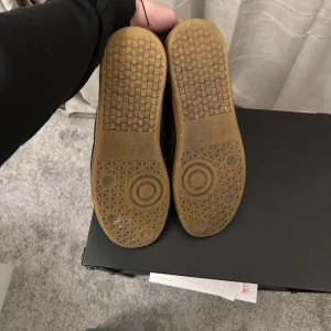 Maison marginella gats - Säljer nu dessa Maison margiela paint splatter gats i strlk 42 passar även mindre OBS Byten är intressant ! Priset går att diskutera ✨skicket är riktigt bra 8.8/10  kvitto finns ✨ Hör av er vid frågor eller funderingar!!! 